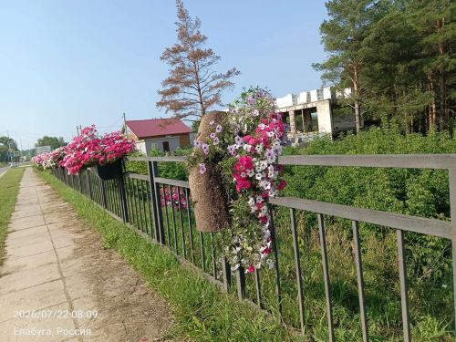 В Елабуге сбросили цветочные вазоны с моста на улице Строителей