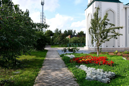 Прихожане мечети «Джамиг» в Елабуге ухаживают за плодовым садом и цветниками