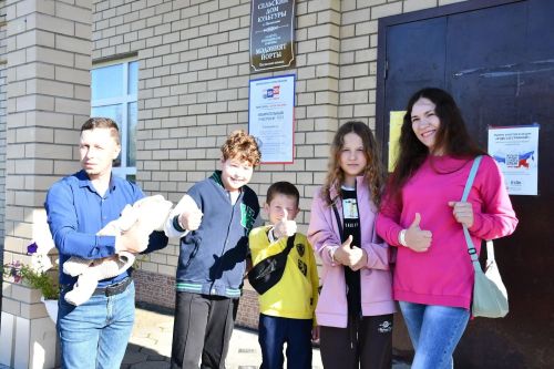 Многодетная семья Сандаковых из Поспелово пришла на голосование вместе с детьми