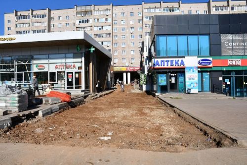 У ТЦ «Лагуна» продолжаются работы по ремонту тротуара