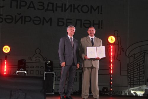 Многодетной семье в Елабуге вручили жилищный сертификат на собственную квартиру