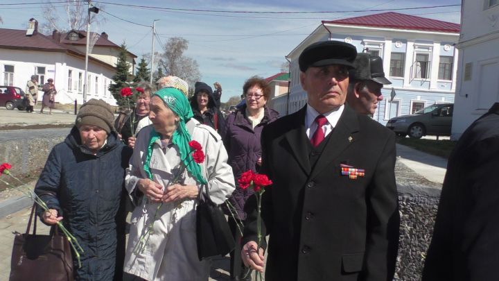 Полицейские Елабуги поздравили ветеранов с наступающим праздником Днем Победы