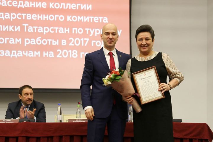 Елабужанке вручили Почётную грамоту Госкомитета по туризму