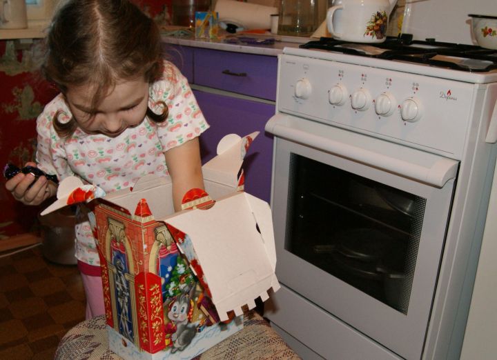 Не стоит сразу же отдавать детям новогодний подарок с работы