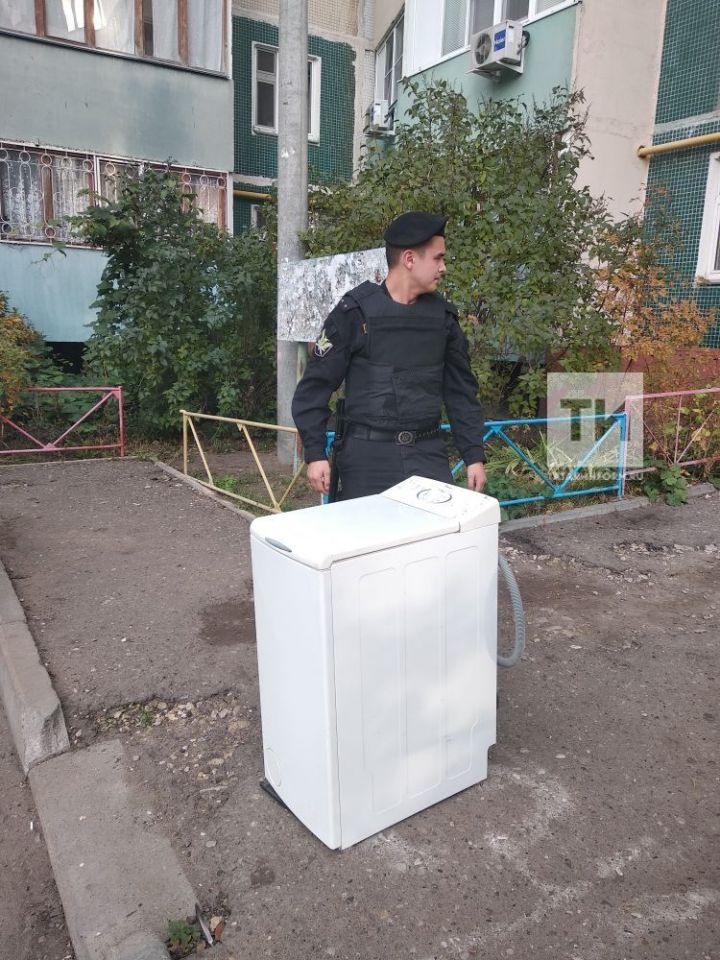 В Казани должника по алиментам забрали в отдел вместе со стиральной машиной