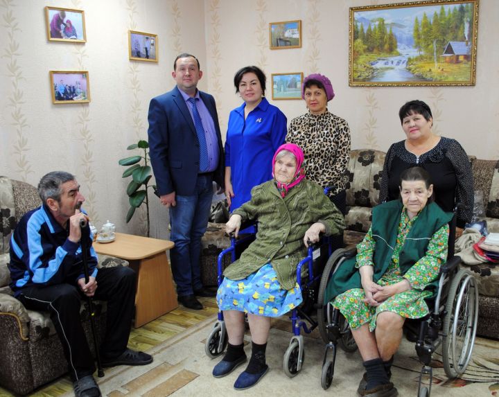 В Елабужском доме-интернате для престарелых и инвалидов навестили земляков