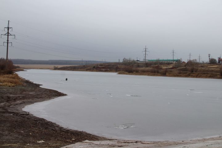 В Татарстане спасатели ищут шестерых рыбаков, снегоход которых провалился под лед