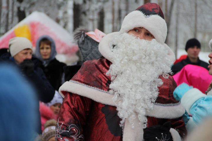 В Елабуге прошли зимние забавы - конкурсы "Чудо сани" и "Самая снежная фигура"