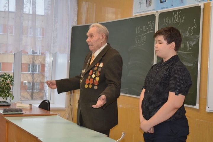 В Елабуге ветераны ОВД проводят уроки Мужества в школах