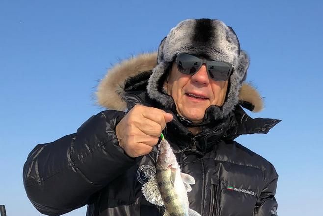 Рустам Минниханов поздравил российских хоккеистов с воскресной рыбалки