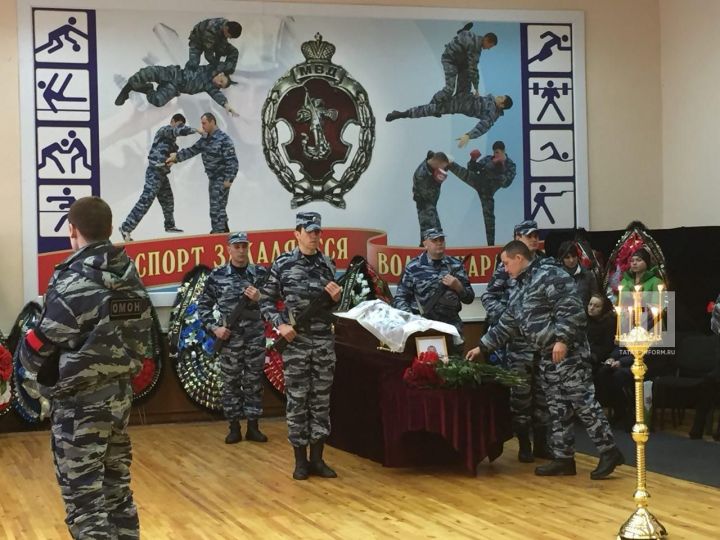 В Казани проходит гражданская панихида по погибшему сотруднику ОМОН Росгвардии