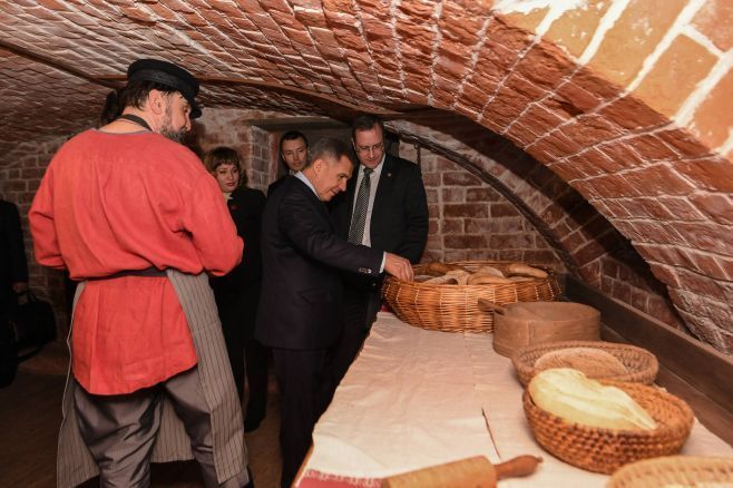 Президент РТ принял участие в изготовлении лепешек в Музее Горького и Шаляпина в Казани