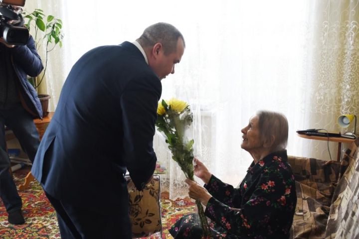 Елабужанка получила именные подарки от Президента России и главы района