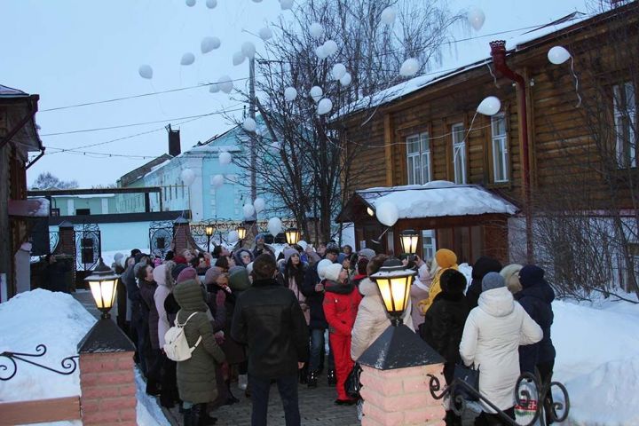 В Елабуге в память о погибших в Кемерово запустили в небо белые шары