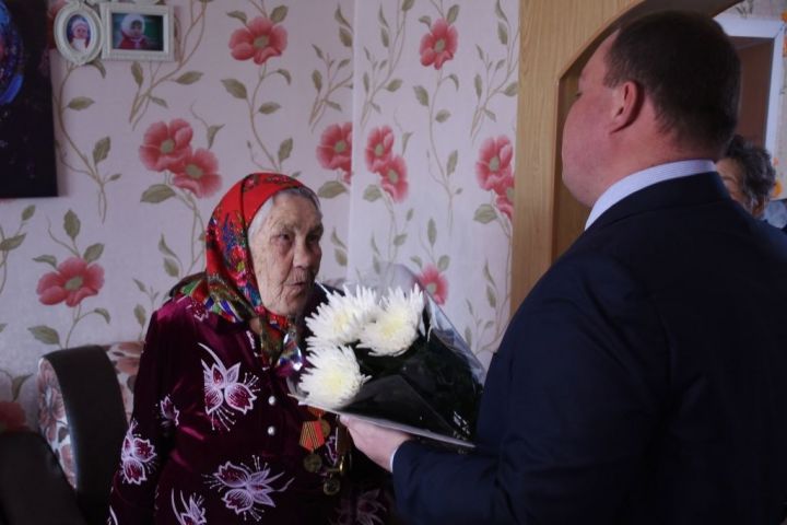 Елабужанка получила именные подарки от Президента России и главы района