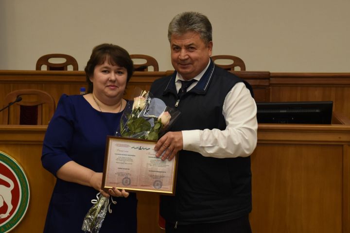 В Елабуге муниципальные служащие получили награды