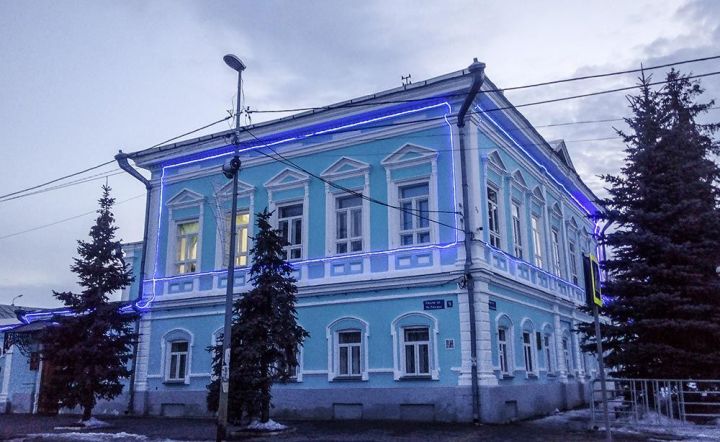 В Елабуге здания в нижней части города на один вечер украсила синяя подсветка