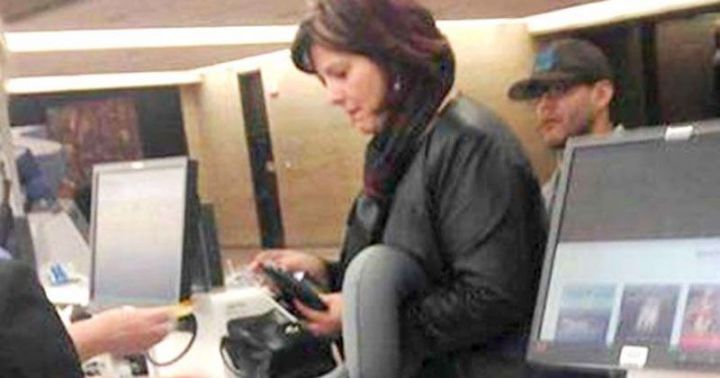 Фотография этой женщины в аэропорту разлетелась по Интернету. Присмотритесь поближе, и вы поймете причину!