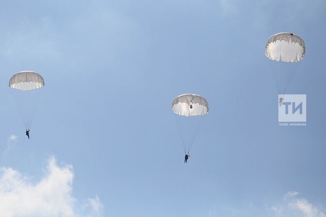В Татарстане разбились два парашютиста