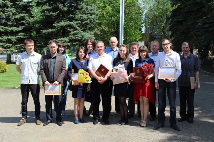 Глава Елабужского района наградил журналистов в честь Дня печати
