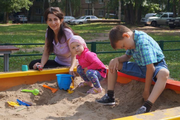 В Елабужском районе устанавливают детские площадки