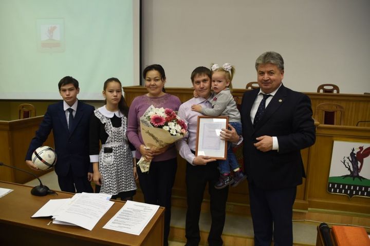 В Елабуге многодетная семья получила жилищный сертификат