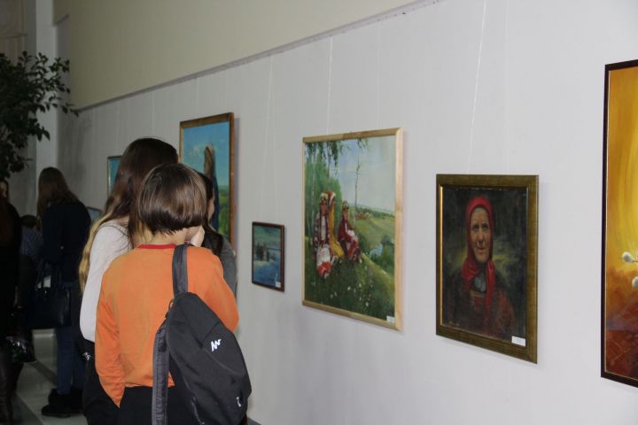 В Елабуге открылась персональная выставка местного художника Ильи Максимова