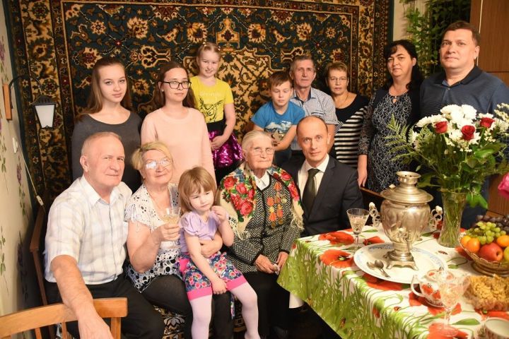Елабужанку Людмилу Цыпленкову поздравили с 90-летием