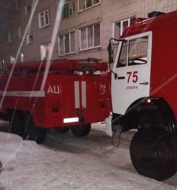 В Елабуге пожарные спасли четверых детей из горящей пятиэтажки