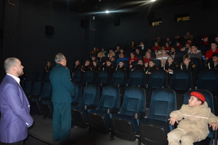 Елабужским школьникам показали фильм и рассказали о легендарном танке Т-34