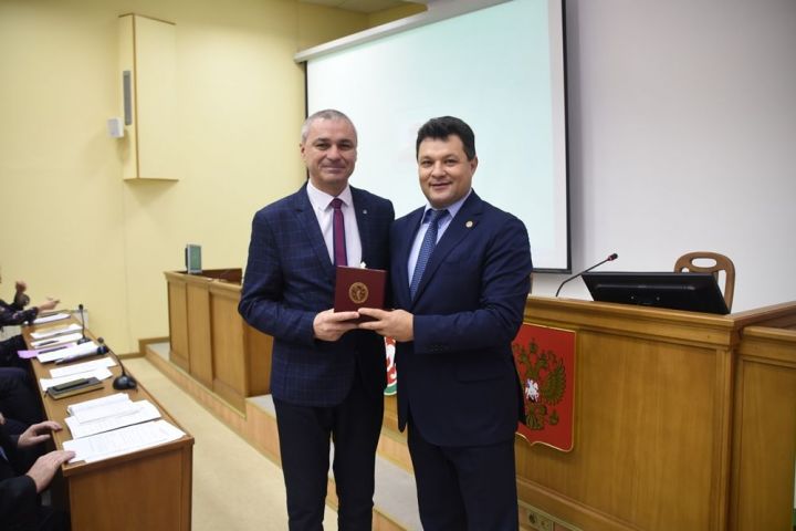 Рустем Нуриев вручил почетную награду