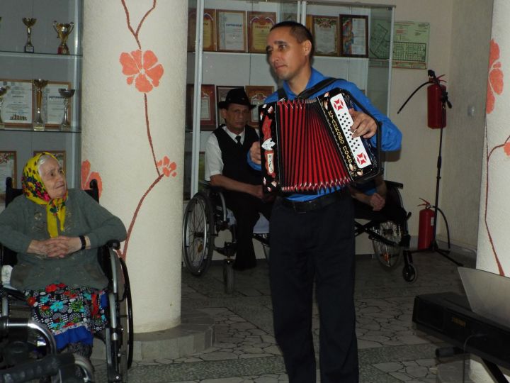 Музыкальная гостиная продолжила декаду пожилых  в Елабужском доме-интернате для престарелых и инвалидов