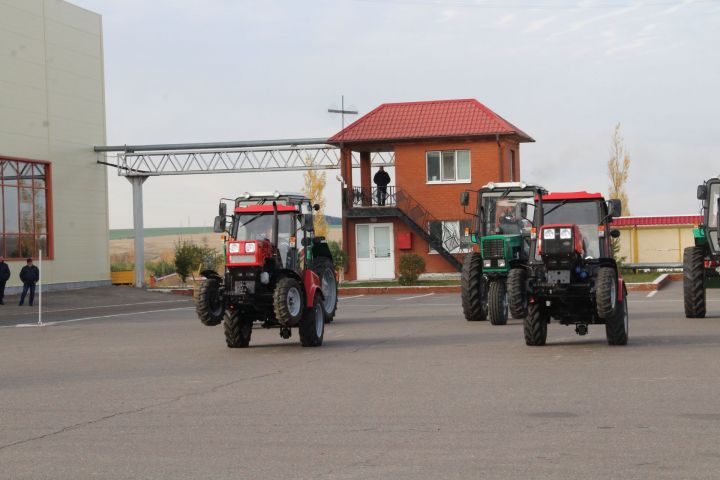 В Елабуге семь тракторов станцевали зажигательный татарский танец