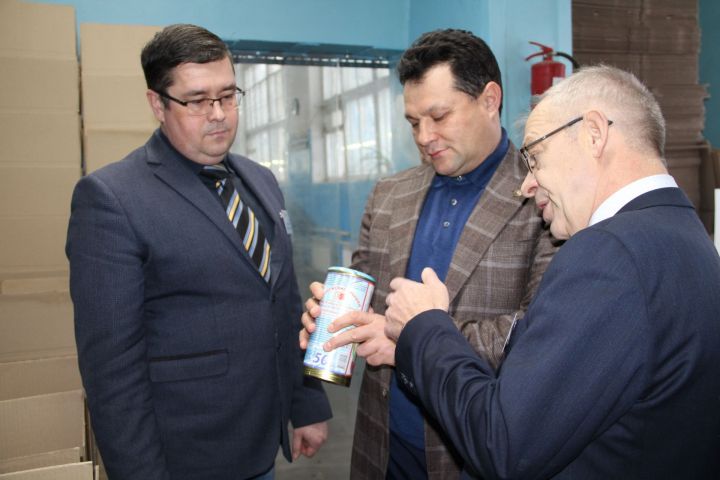 Рустем Нуриев побывал на Елабужском предприятии Укупорочных и пластмассовых изделий