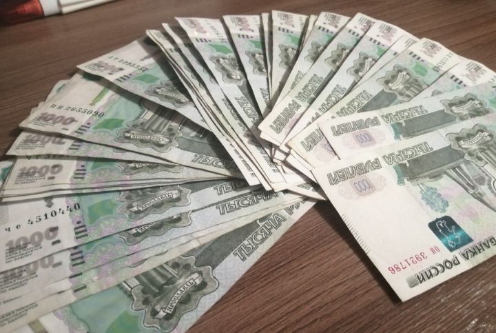 35-летняя елабужанка лишилась крупной суммы денег