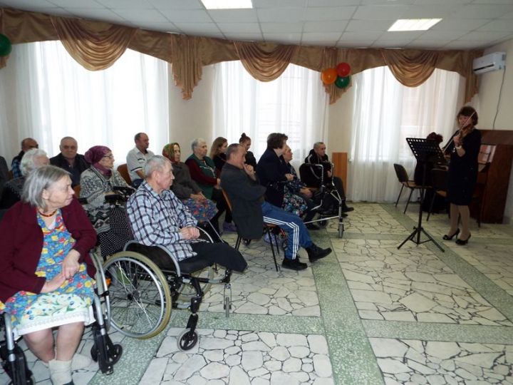 В рамках Декады инвалидов в Елабужском доме-интернате для престарелых и инвалидов прошло музыкальное мероприятие