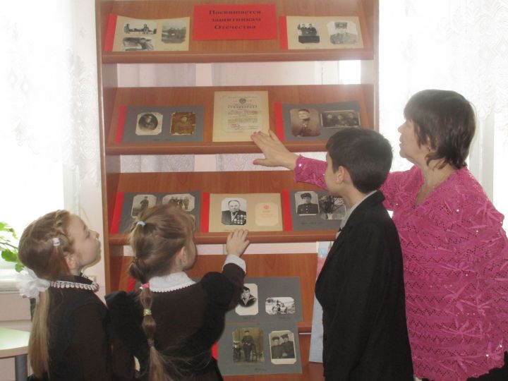 Родные лица смотрят на нас с фотографий:  выставка посвящается Защитникам Отечества