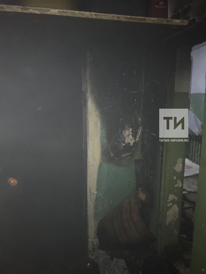 Из-за пожара в туалете ночью на улице оказались 120 жильцов пятиэтажки в Казани