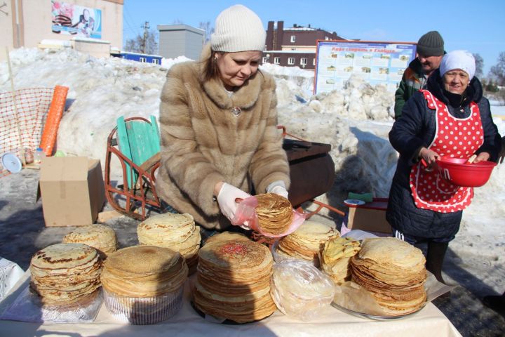 Стало известно, сколько блинов съели елабужане на Масленице