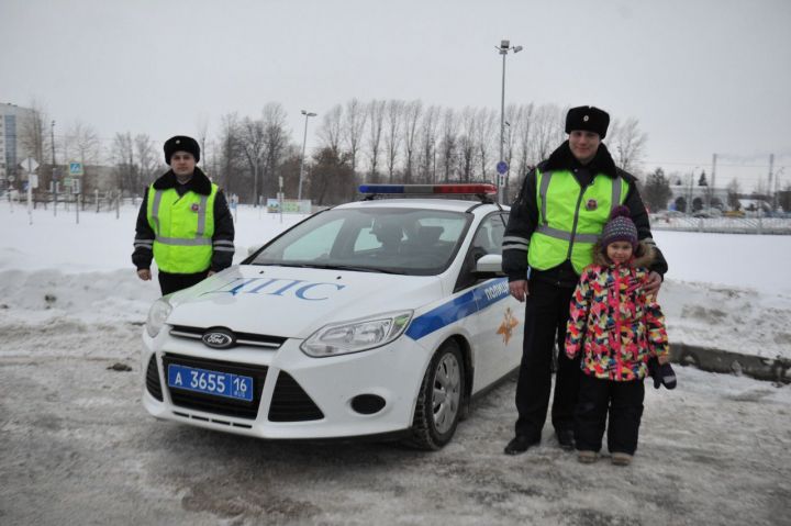 В Татарстане сотрудники ГИБДД спасли девочку, которая потеряла сознание в автомобиле