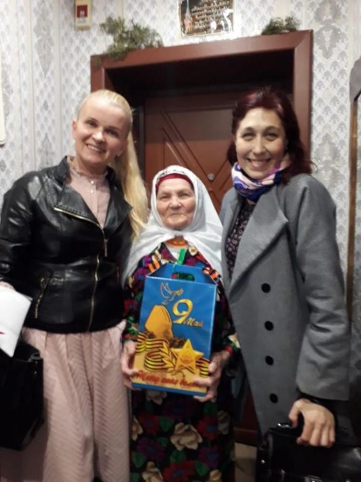 Татьяна Сизинцева вручила подарок ветерану от Президента РТ