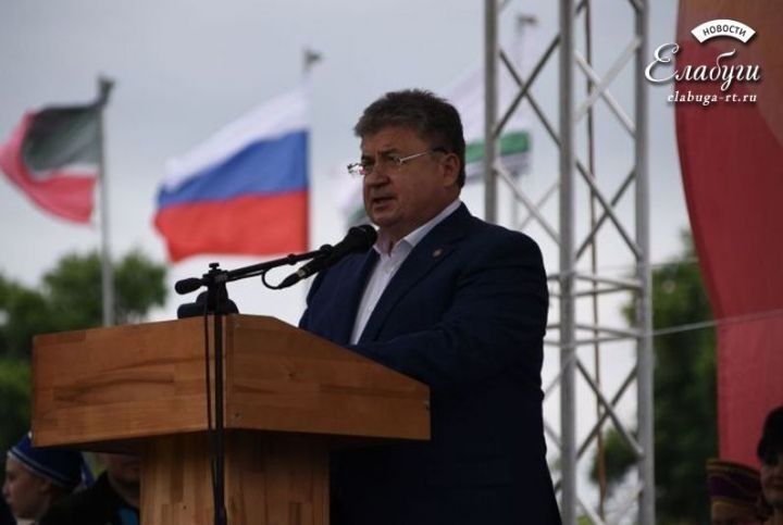 Геннадий Емельянов поздравляет елабужан с Днем России