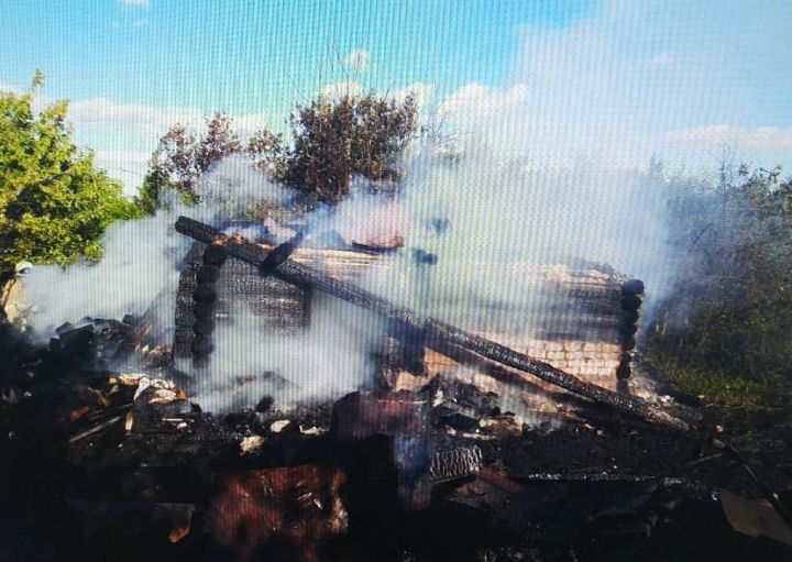В Елабужском районе сгорела баня