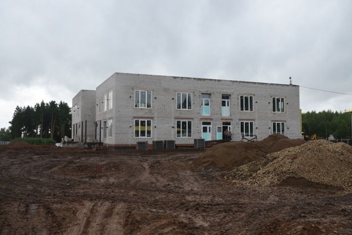 Геннадий Емельянов осмотрел ход строительства нового детского сада