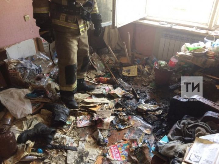 Елабужанин устроил в своей захламленной квартире пожар, из-за чего пришлось спасаться соседям