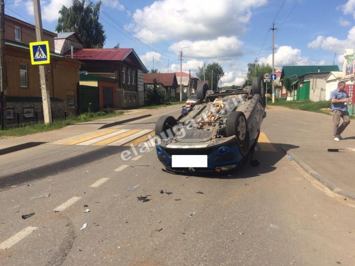 В Елабуге после столкновения опрокинулся автомобиль, есть пострадавшая