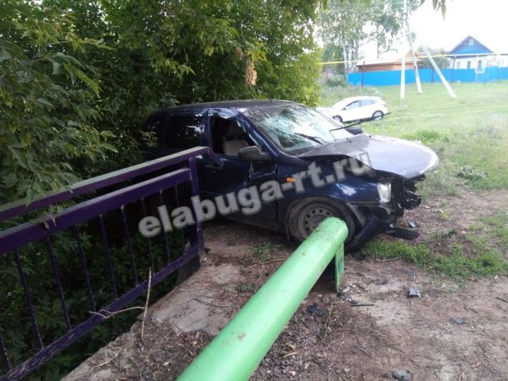 В Елабужском районе автомобиль врезался в опору моста: есть пострадавшие