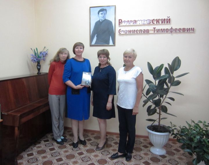 Библиотекари Центральной детской библиотеки  получили в дар книгу из Москвы