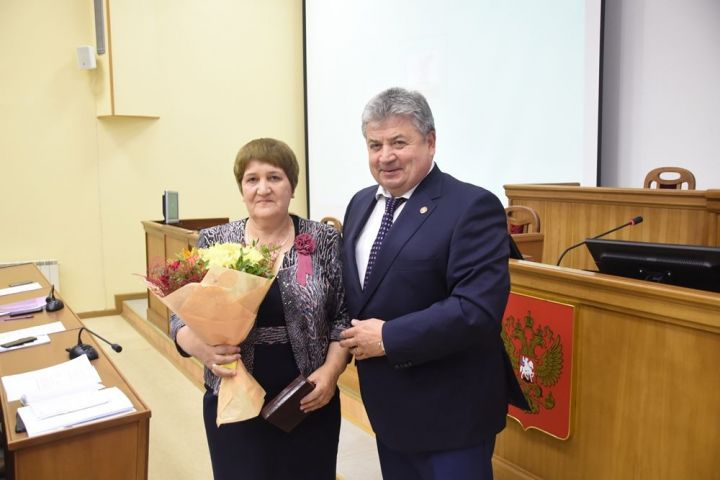 Геннадий Емельянов вручил елабужанке почетную награду РТ