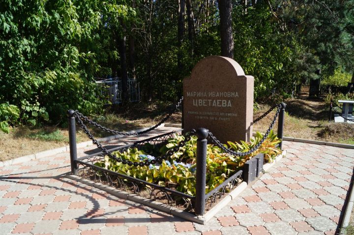 Могилы Марины Цветаевой и Надежды Дуровой получили статус объектов культурного наследия